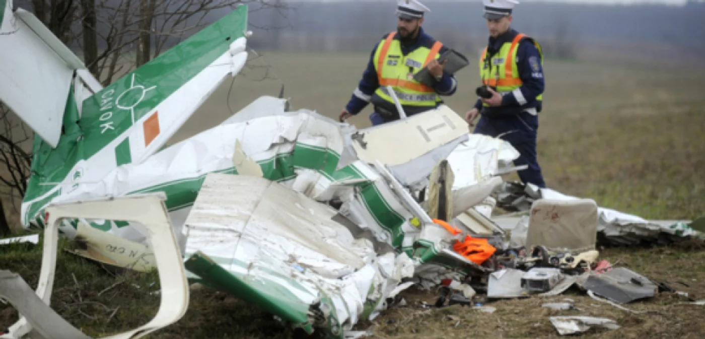 Epava avionului în care se afla Daniel Csaba Bereczki în momentul prăbuşirii  FOTO 24.hu
