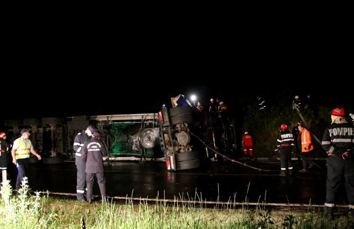 La locul accidentului intervin mai multe echipaje