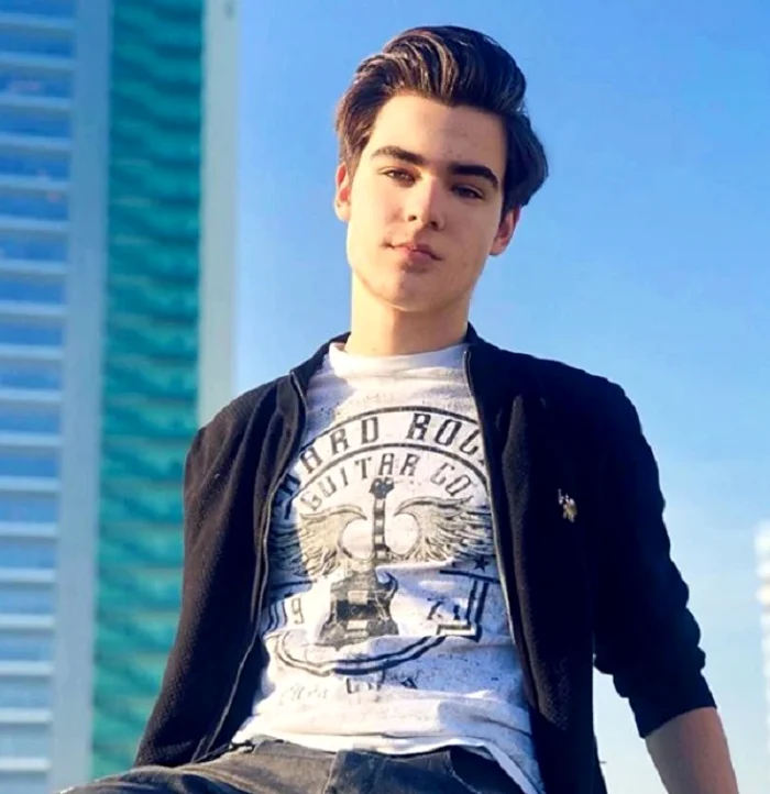 Deși are doar 18 ani, Radu îi calcă pe urme tatălui: cântă și vrea să devină actor