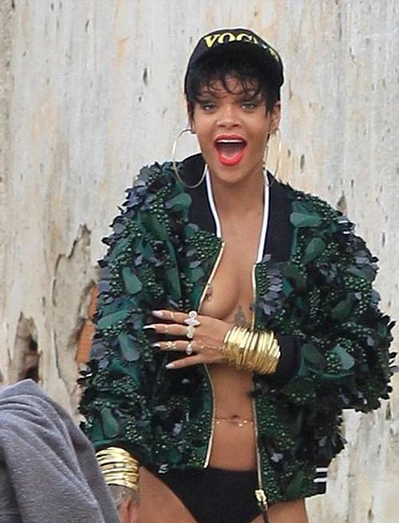 
    Rihanna cu plasturi pe sfârcuri  