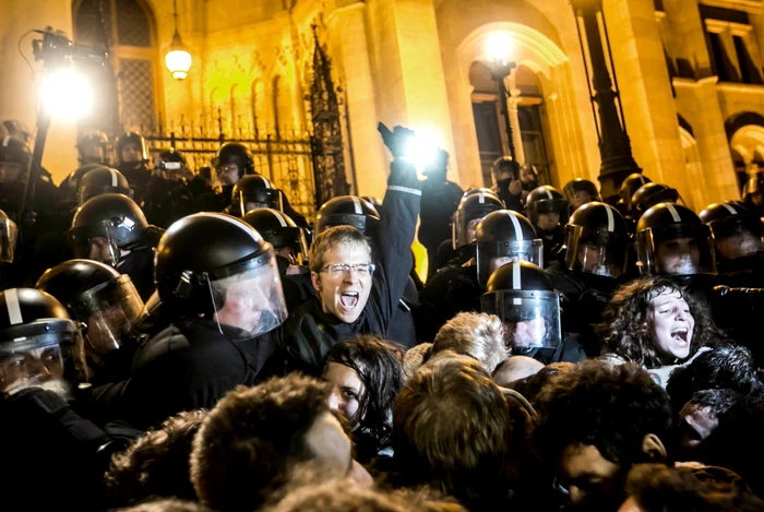 
    Manifestaţiile au început de luna trecutăFoto: AP  