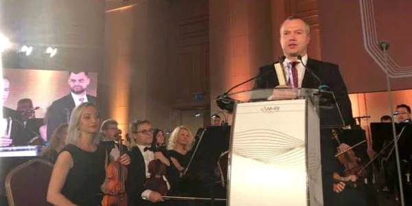 Premiul a fost înmânat primarului Ionuţ Pucheanu FOTO PMG