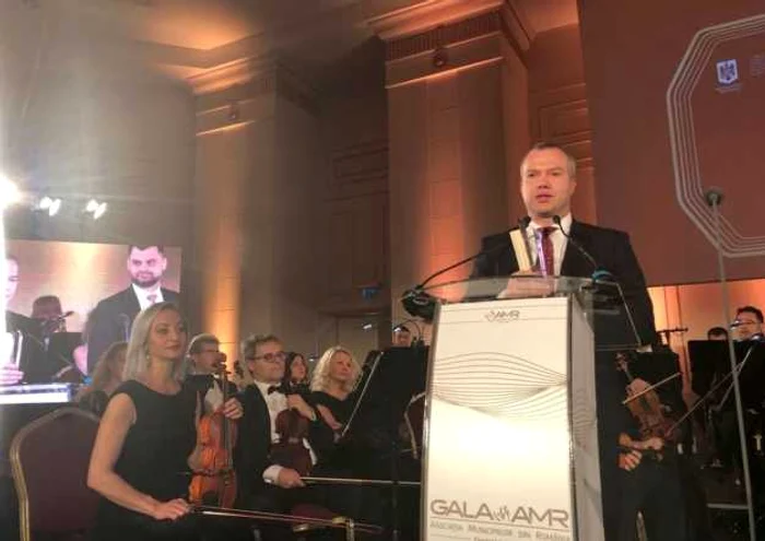 Premiul a fost înmânat primarului Ionuţ Pucheanu FOTO PMG