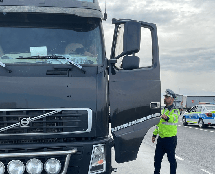 Razie pe Autostrada Soarelui. Șofer de TIR, băut la volan, prins în plină zi de polițiști