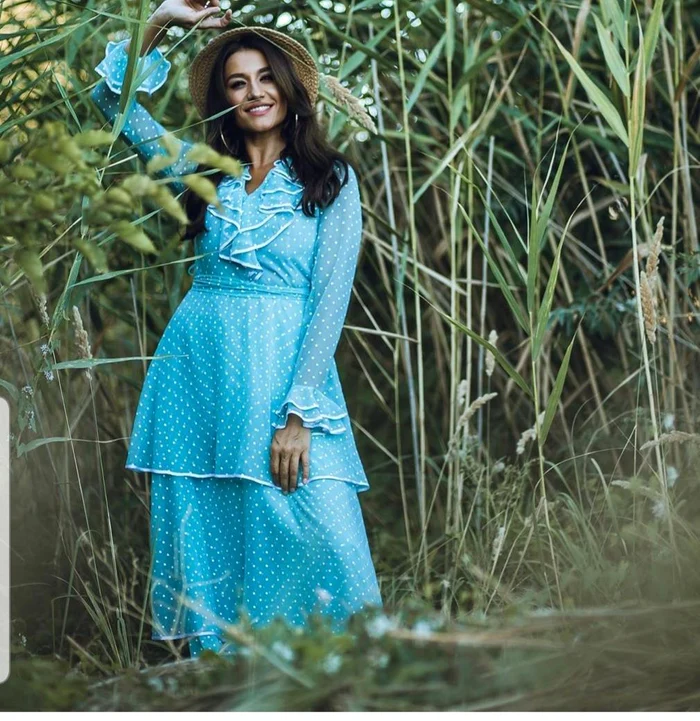 Rochiţa albastră a Claudiei, 250 de lei