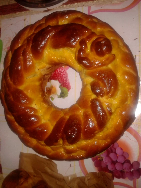 
    Coroniţă din aluat de cozonac  