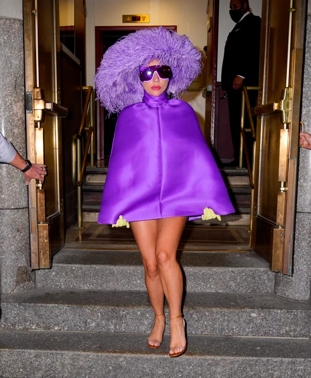 La 31° C, ea purta glugă de blană artificialăFoto: Profimedia