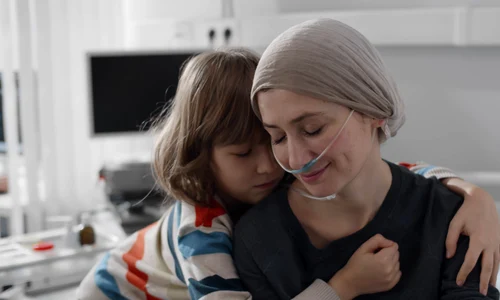 Mama bolnava de cancer alaturi de copilul ei in spital FOTO Shutterstock 