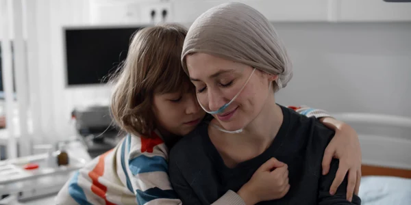Mama bolnava de cancer alaturi de copilul ei in spital FOTO Shutterstock 