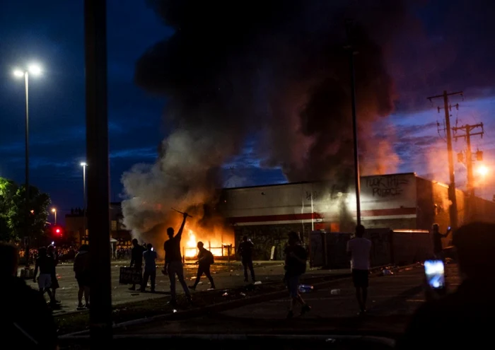 Violenţe la Minneapolis FOTO AFP