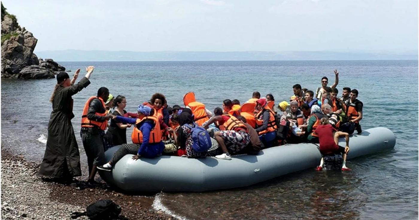 barcă cu migranţi ilegali salvaţi după naufragiu în Marea Egee