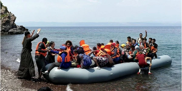barcă cu migranţi ilegali salvaţi după naufragiu în Marea Egee