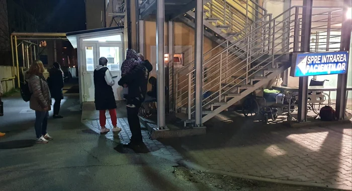 Sala de aşteptare a Spitalului Clinic de Urgenţă pentru Copii din Cluj este extrem de mică, iar părinţii trebuie să aştepte ore bune afară. FOTO: Ancuţa Ciolan