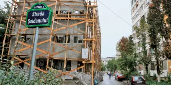 Cine a pus casa în mijlocul drumului