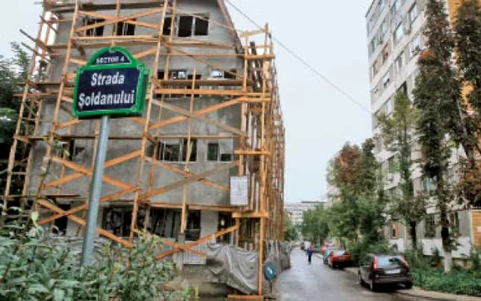 Cine a pus casa în mijlocul drumului