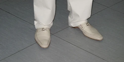 Pantofii albi nu se numără printre deciziile cele mai inspirate ale preşedintelui suspendat