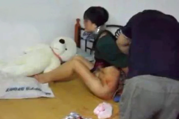 
    Victima era pe jumătate dezbrăcată, legată de pat şi plină de sânge  