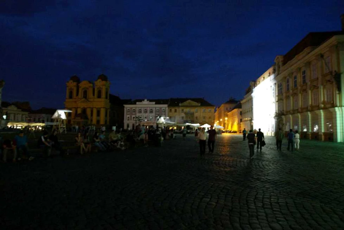 Sute de timisoreni au venit in Piata Unirii pentru a urmari proiectiile