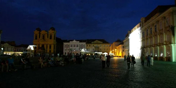 Sute de timisoreni au venit in Piata Unirii pentru a urmari proiectiile