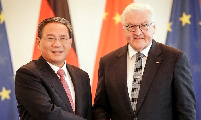 Președintele german Frank-Walter Steinmeier (dreapta) îl primește pe Li Qiang, premierul Chinei