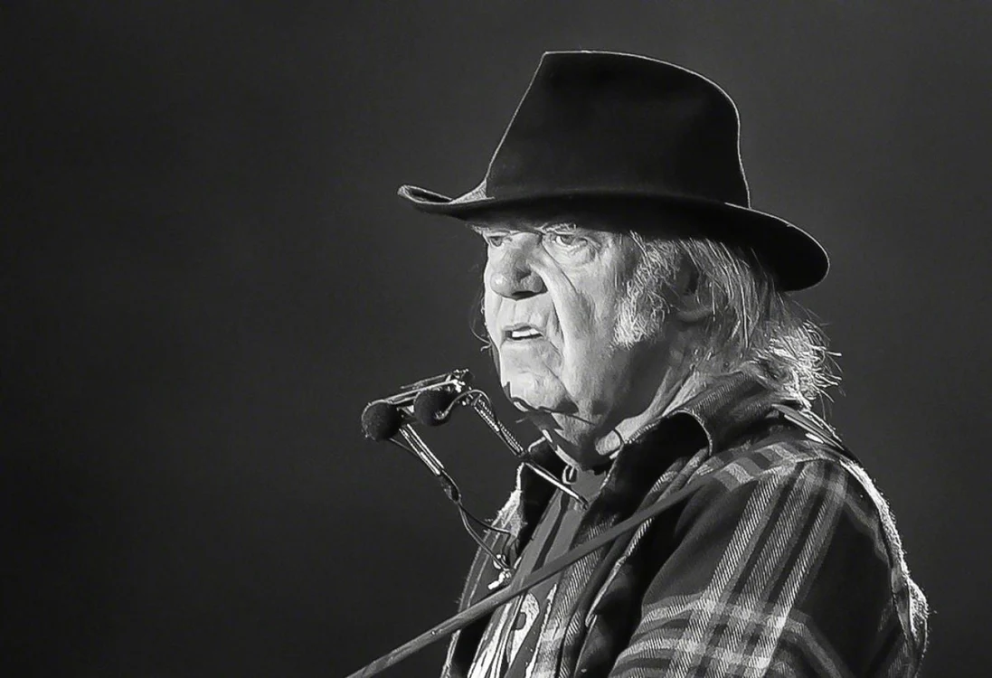 Neil Young critică cenzura şi politica privind imagraţia instaurate de Trump. Foto FB/Doug Jantz