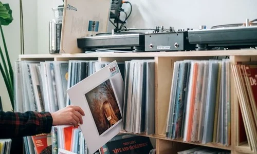 Cum să ți depozitezi colecția de viniluri într un spațiu mic jpeg