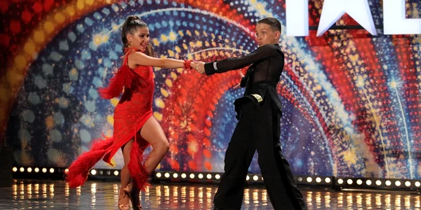 Alin Beca si Catalina Tampau romanii au talent foto pro tv