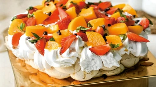 pavlova cu fructe jpg