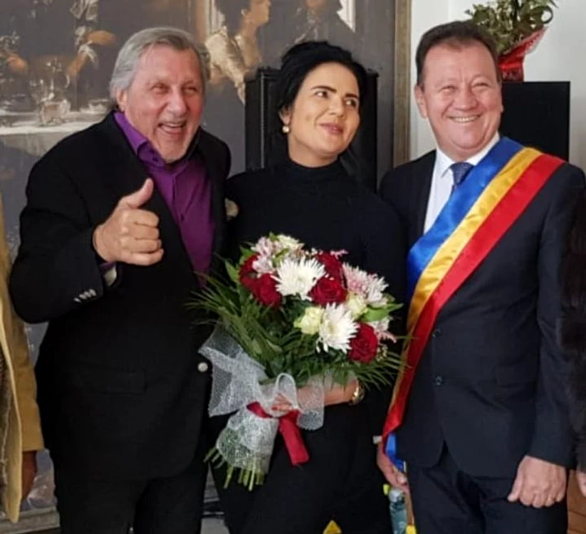 Ilie Năstase şi Ioana Simion, veseli alături de primarul din Slănic Moldova care pare că le-ar fi oficializat relaţiaFoto: arhivă personală