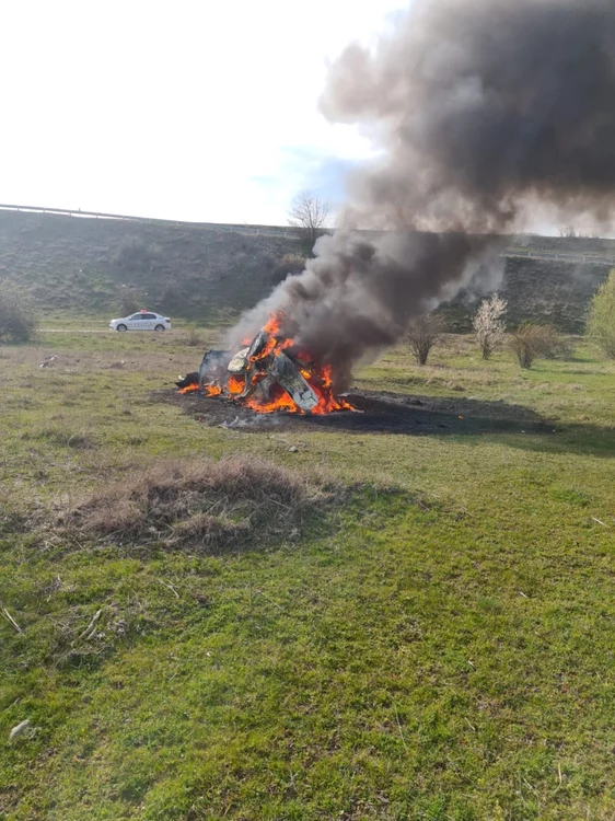 O maşină a căzut în gol de la 30 de metri de pe un dig al Oltului în Vâlcea şi a luat foc - şoferul a supravieţuit Foto Adevărul