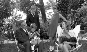Prințul Rainier și Prințesa Grace Kelly cu copiii săi, Prințesa Caroline, Prințul Albert de Monaco și Prințesa Stephanie în copilărie   FOTO Georges Lukomski, Palatul Princiar (3) jpg