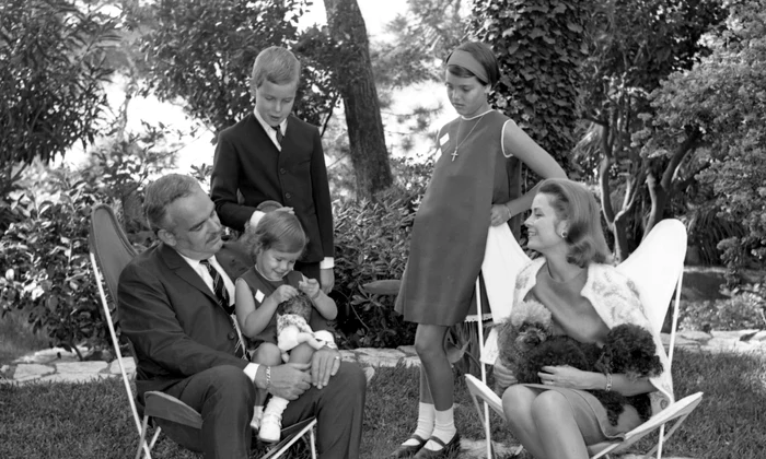 Prințul Rainier și Prințesa Grace Kelly cu copiii săi, Prințesa Caroline, Prințul Albert de Monaco și Prințesa Stephanie în copilărie   FOTO Georges Lukomski, Palatul Princiar (3) jpg