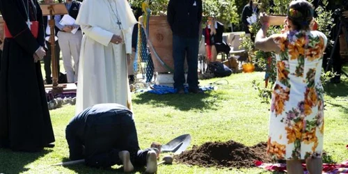 Papa Francisc plantand un copac in gradinile Vaticanului in timpul unei intalniri cu lideri tribali din Amazonia FOTO EPA-EFE