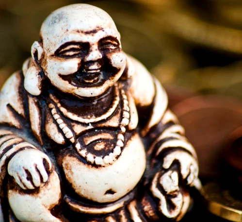 Statuia unui Buddha râzând atrage banii în viața noastră, potrivit Feng Shui / foto: Freepik