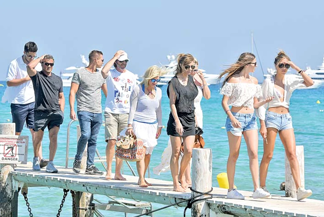 Sylvester Stallone s-a distrat cu soţia, Jennifer Flavin (47 de ani), cele trei fiice, Sistine, de 18 ani, Sophia (19 ani) şi Scarlet, de 14 ani, şi prietenii la Saint Tropez