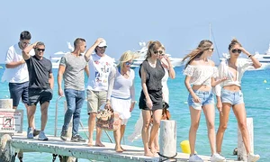 Sylvester Stallone s a distrat cu soţia, Jennifer Flavin  (47 de ani), cele trei fiice, Sistine, de  18 ani, Sophia (19 ani) şi Scarlet, de  14 ani, şi prietenii la Saint Tropez jpeg