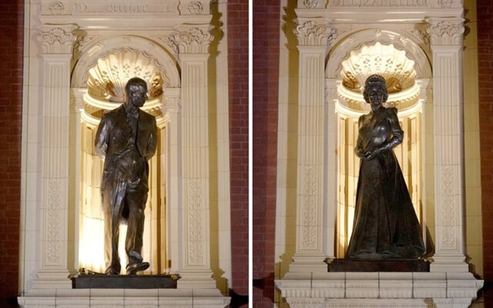 Regele Charles al III-lea a dezvelit statuile de bronz ale părinților săi  VIDEO