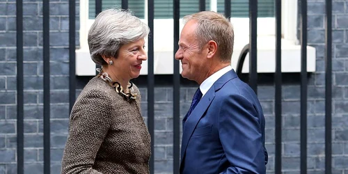 Premierul britanic Theresa May îl întâmpină pe preşedintele Consiliului European Donald Tusk în Downing Street la Londra Anglia FOTO Guliver / Getty Images / Jack Taylor