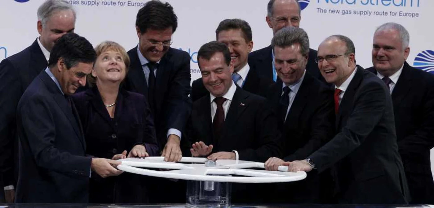 Cancelarul german Angela Merkel şi premierul rus Dmitri Medvedev, pe atunci preşedinte al Rusiei, inaugurând Nord Stream în 2011