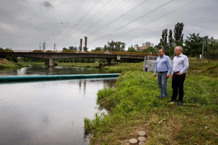 Primarul Emil Boc şi vicele Dan Tarcea inspectează barajul. FOTO: Primăria Cluj-Napoca