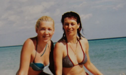 silvia dumitrescu cu laura stoica la mare, în tinerețe