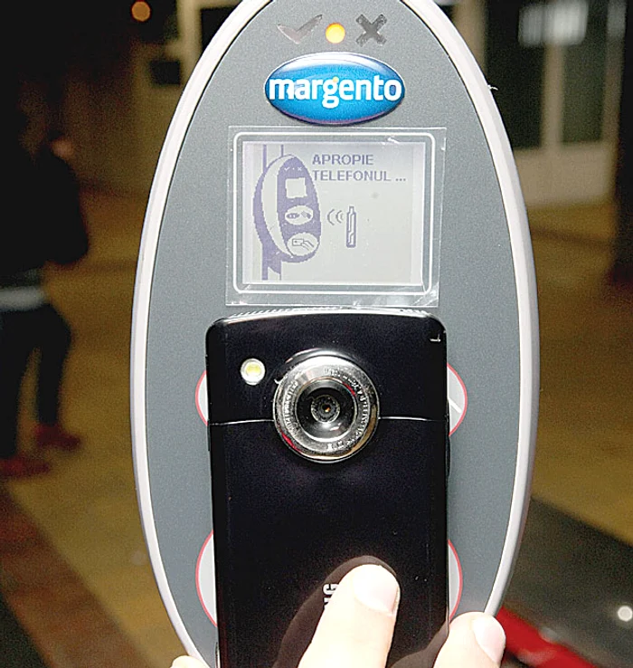 Pasul 1. Trimiteţi mesaj la 1700 şi aşteptaţi confirmarea efectuării plăţii unei călătorii (Fotografii: Sever Gheorghe)