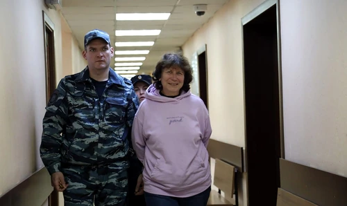 Irina Țibaneva a fost arestată fiindcă a lăsat un bilet la mormântul părinților lui Vladimir Putin.