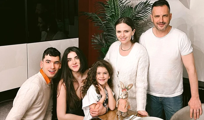 Cristina Șișcanu și Mădălin Ionescu alături de familie / foto: Social media