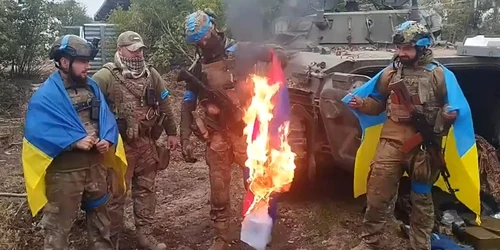 Soldați ucraineni cu steagul Ucrainei, în orașe recapturate de la ruși FOTO Profimedia