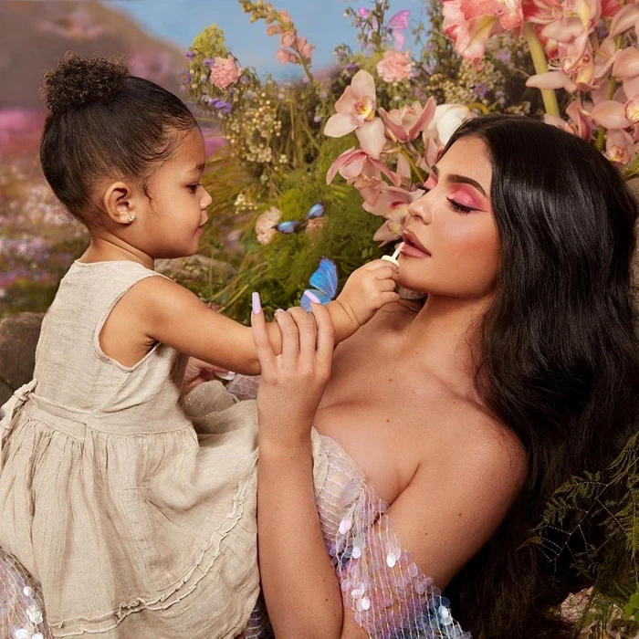 Kylie a avut-o imagine în campania pentru Kylie Cosmetics chiar pe fiica ei, Stormi