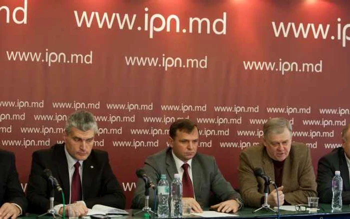Andrei Năstase (în mijloc) crede că Preşedinţia Republicii Moldova a fost scoasă din captivitate. FOTO Alexandru Tarlev