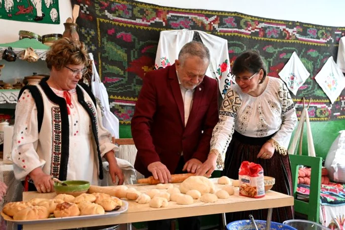 Președintele CJ Vaslui învață să întindă aluatul pentru plăcinte FOTO Vremea Nouă