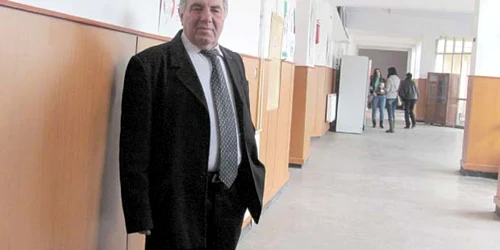 Directorul Petre Ciungu îi pândeşte personal pe elevii care fumează la Colegiul „Virgil Madgearu“ din Târgu-Jiu