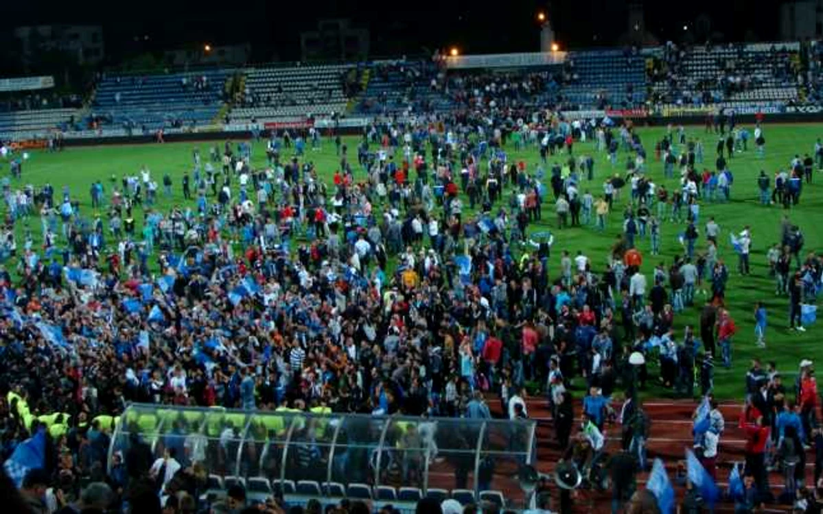 Publicul a invadat terenul după finalul meciului în care Pandurii s-a calificat în Europa League